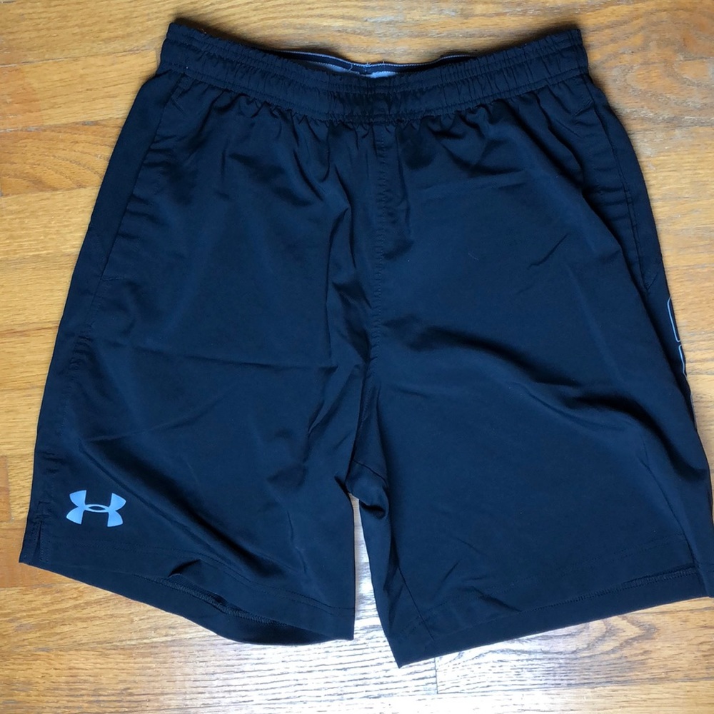 MENS UNDER ARMOUR BLACK SHORTS SIZE MEDIUM
